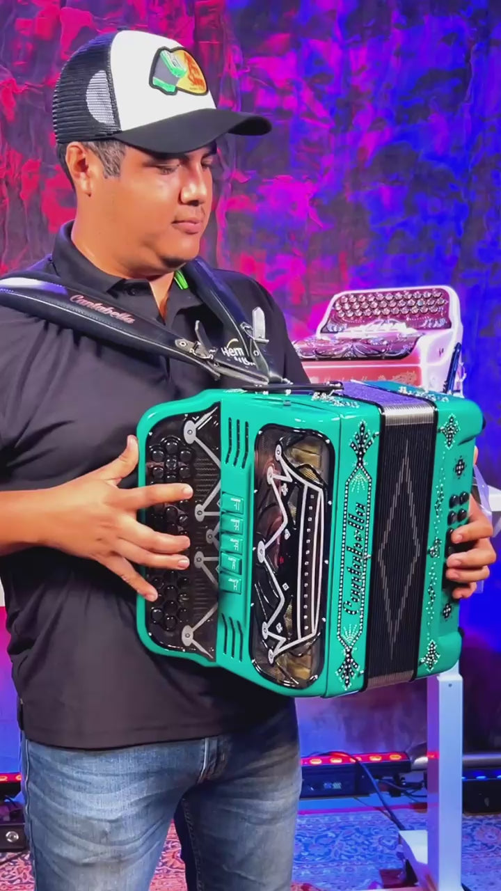 Cargar video: artemio a reel.mov__PID:2749b29e-0378-4aed-a225-f98ed7f1257b