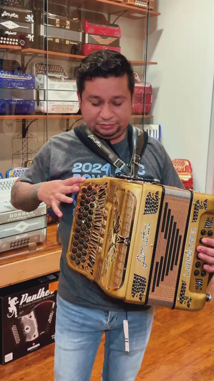 Cargar video: Kundy Hernandez Sonola.mov__PID:c4eb9784-9c38-4562-b5d1-74caad660074