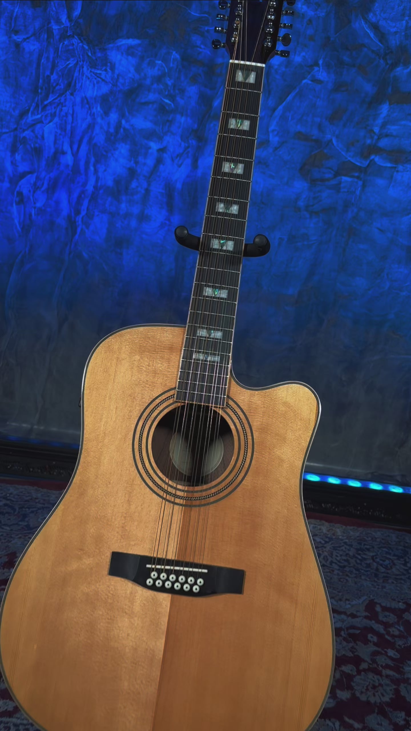 Cargar video: Cantabella 12 String Guitar.mov__PID:fb644e72-04a9-4746-818c-7520d7bef714